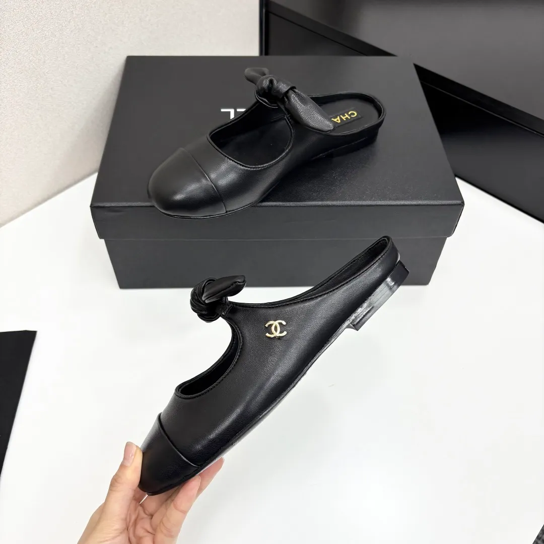 👟👟Ex-factory price 480👟👟 Chanel 25C Early Spring Mary Jane Shoes Series This season’s shoes are all great! The pure black Mary Jane is very comfortable on the feet and the upper leather is also very soft, so you don’t have to worry about rubbing your feet. The bunny ears are also very cute, and the black and white color matching and black fabric cover are very nice. Upper cowhide, inner sheepskin, genuine leather outsole Size: 35-39 40/41 Customized, non-refundable and non-exchangeable